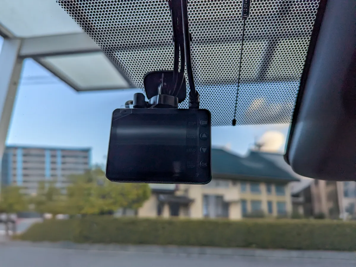 ユピテル Y-3100 背面モニターと操作ボタンの様子