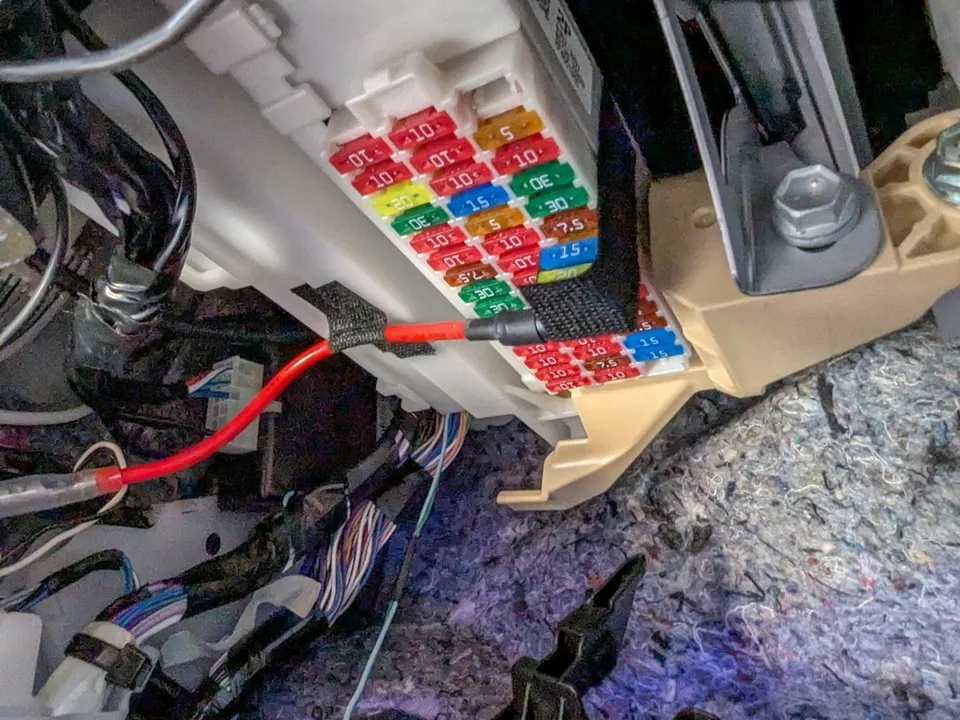 40系アルファードのヒューズボックスにて、逆差しダブルヒューズをテサテープで脱落防止固定したDIYの様子。