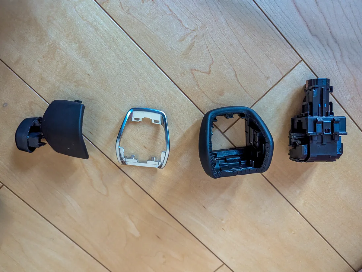 40系アルファードとランクル300のシフトノブを全分解し、内部ユニット、グリップフレーム、加飾パネル、グリップカバー、ロック解除キャップの5種類を比較した画像