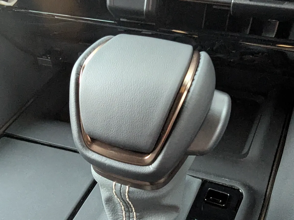 ランドクルーザー300純正の本革パーツを組み込み、40系アルファードに装着したシフトノブの完成写真。純正品のような違和感のない仕上がり。