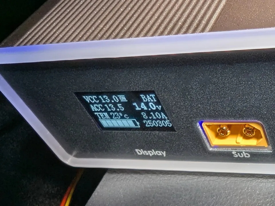 iCELL B12APの液晶ディスプレイ。LC（ローチャージ）表示が消え、8A以上の電流で急速充電が安定して行われている様子