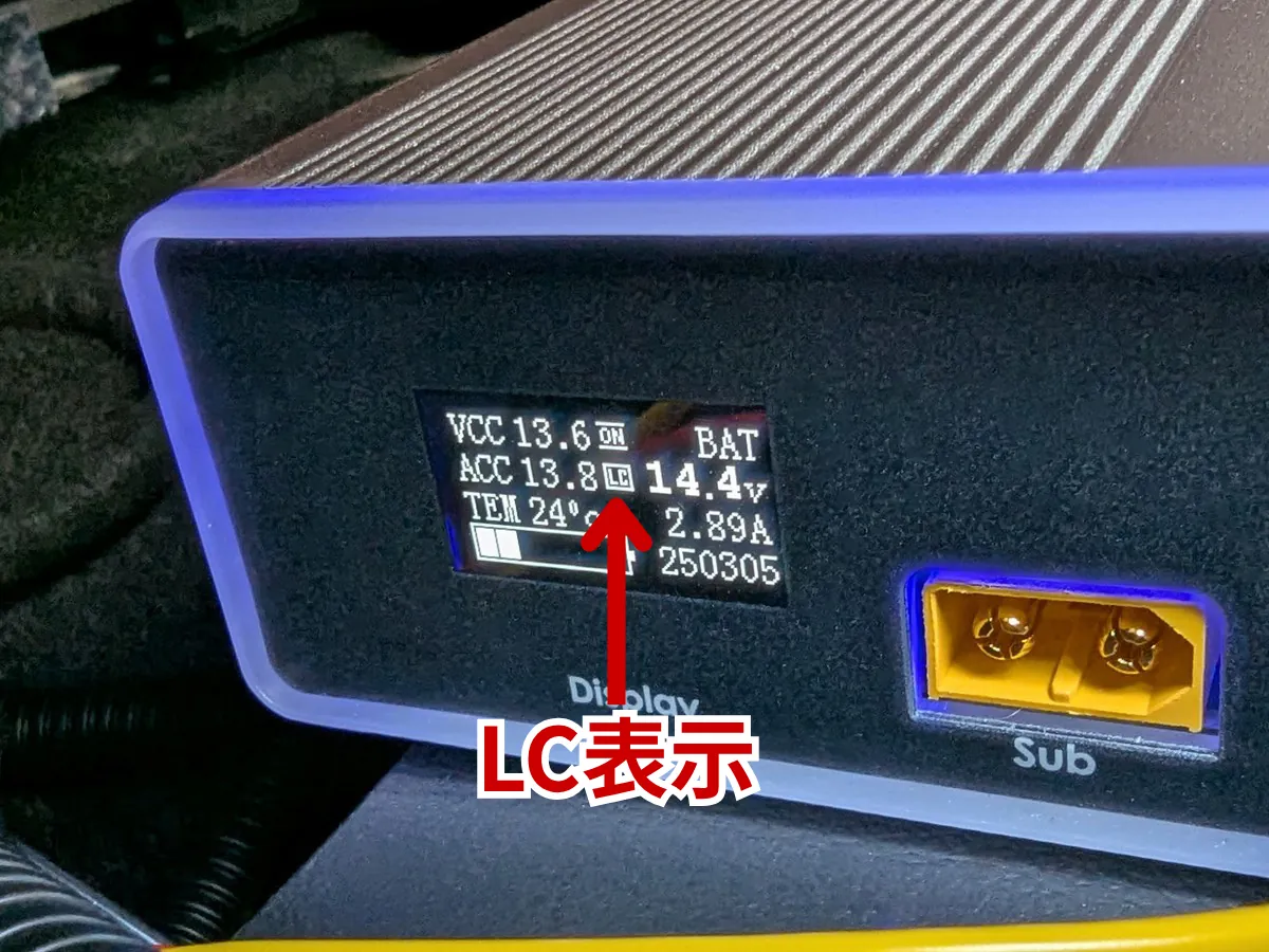 iCELL B12APの液晶ディスプレイにLC（低電流モード）が表示されている様子。満充電でないのにLCが出るのは充電不良のサイン。