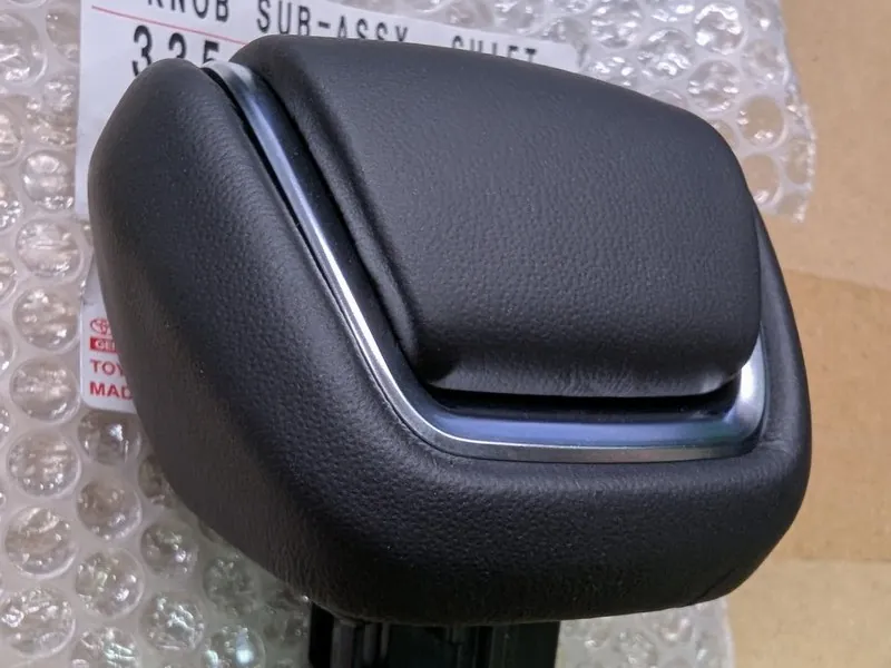 ランドクルーザー300純正シフトノブの本革部分を拡大した写真。本革特有のキメの細かさと、手に馴染みそうな質感が確認できる。