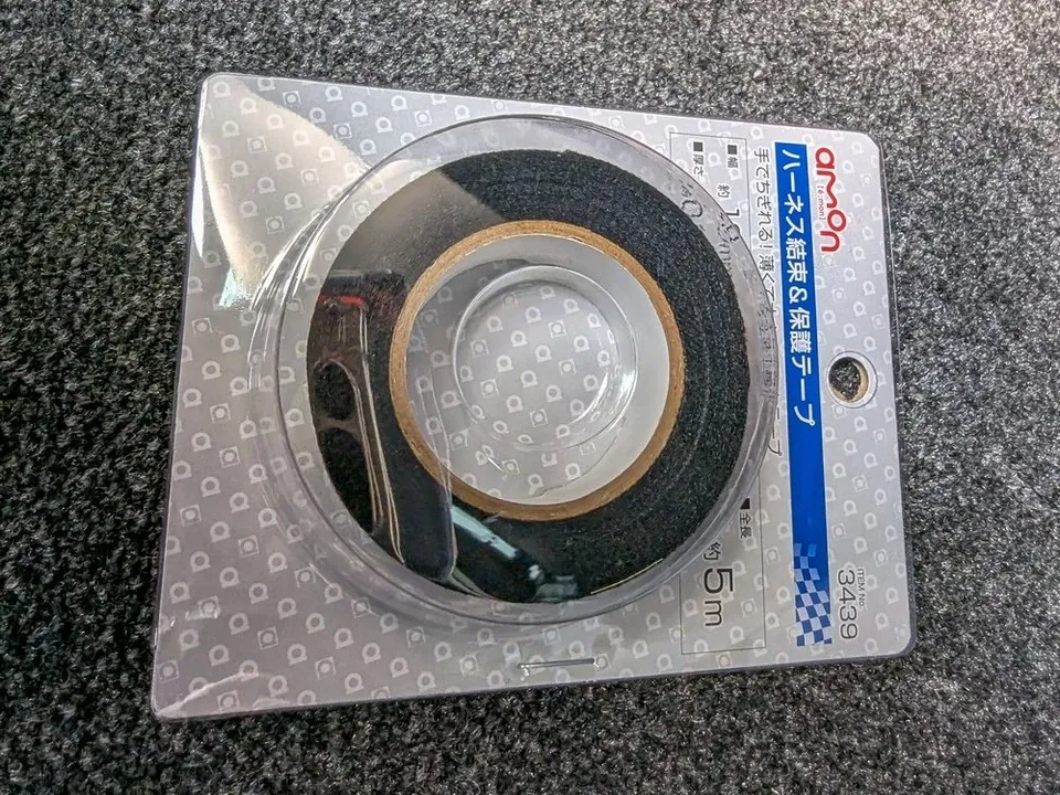 車内の配線保護や異音防止に最適なテサテープ（不織布・ハーネス結束テープ）の外観。