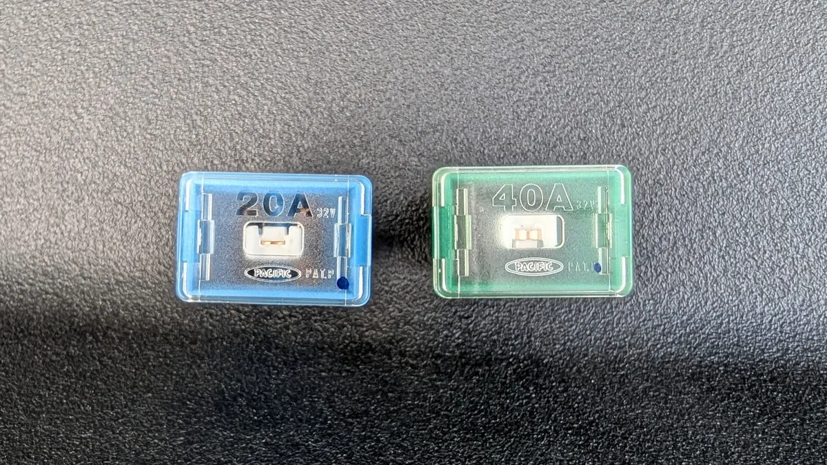 エーモン1188の付属40Aヒューズと交換用に用意した20A平型ヒューズの正面比較画像