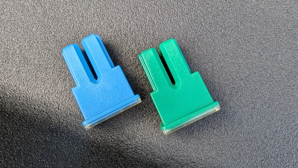 エーモン1188付属の40Aヒューズと交換用20Aヒューズを上から見た形状の比較画像